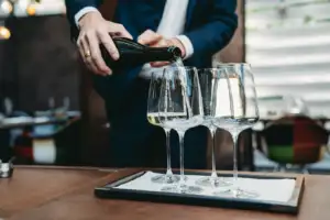 nalewanie prosecco do kieliszków