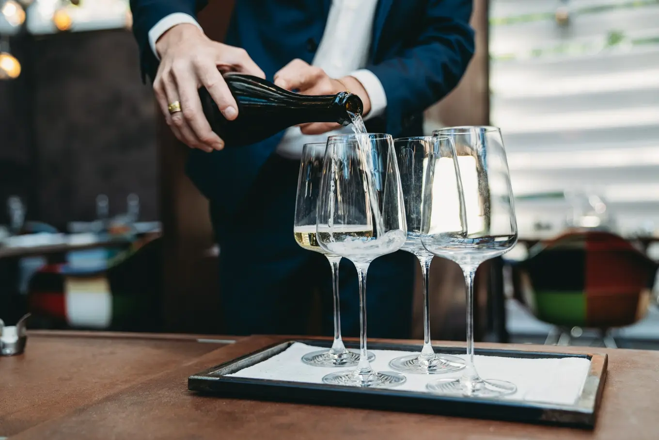 nalewanie prosecco do kieliszków